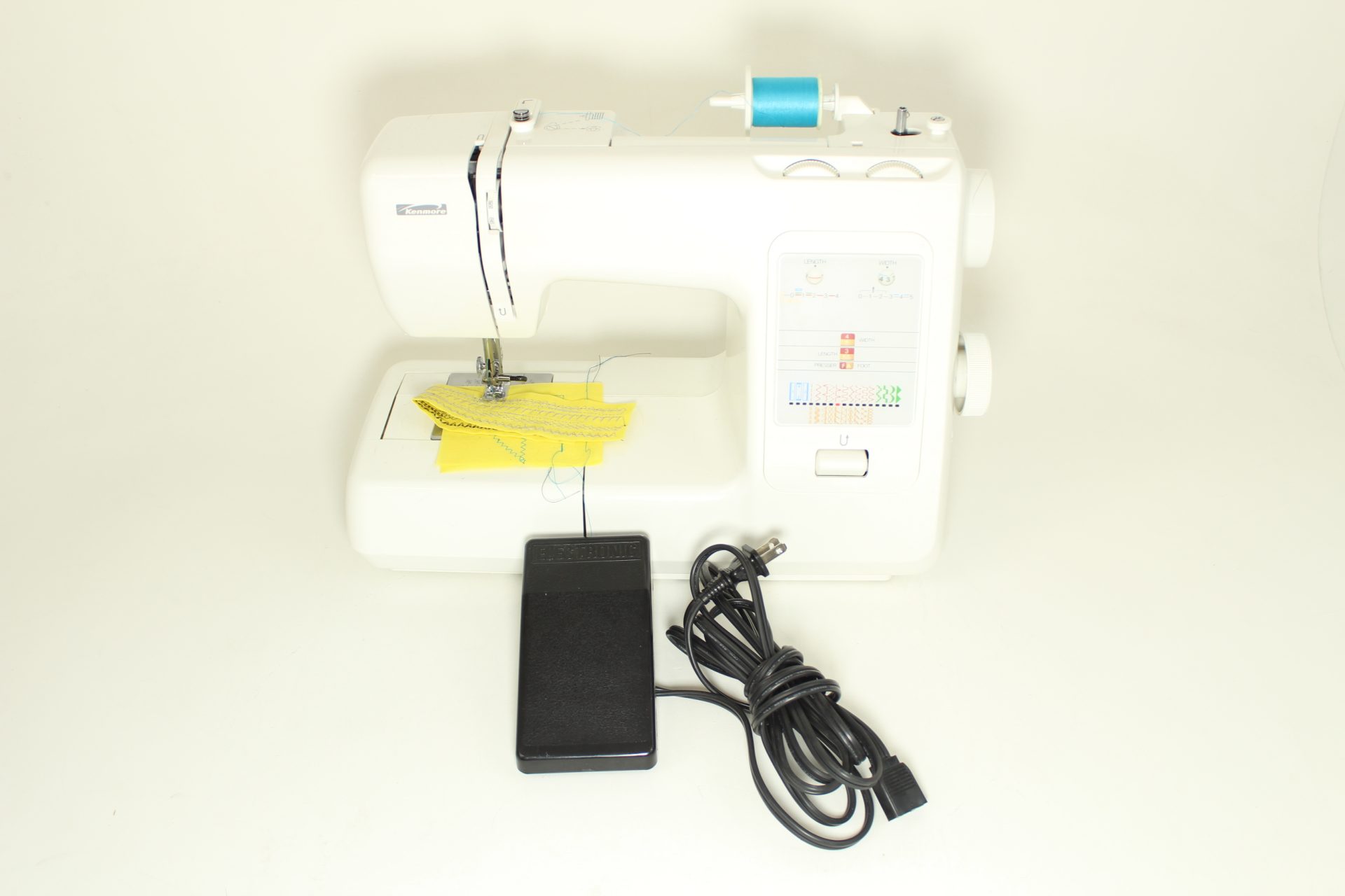 Reconditioned Kenmore Sewing Machine model 385.17124790 - Image 2