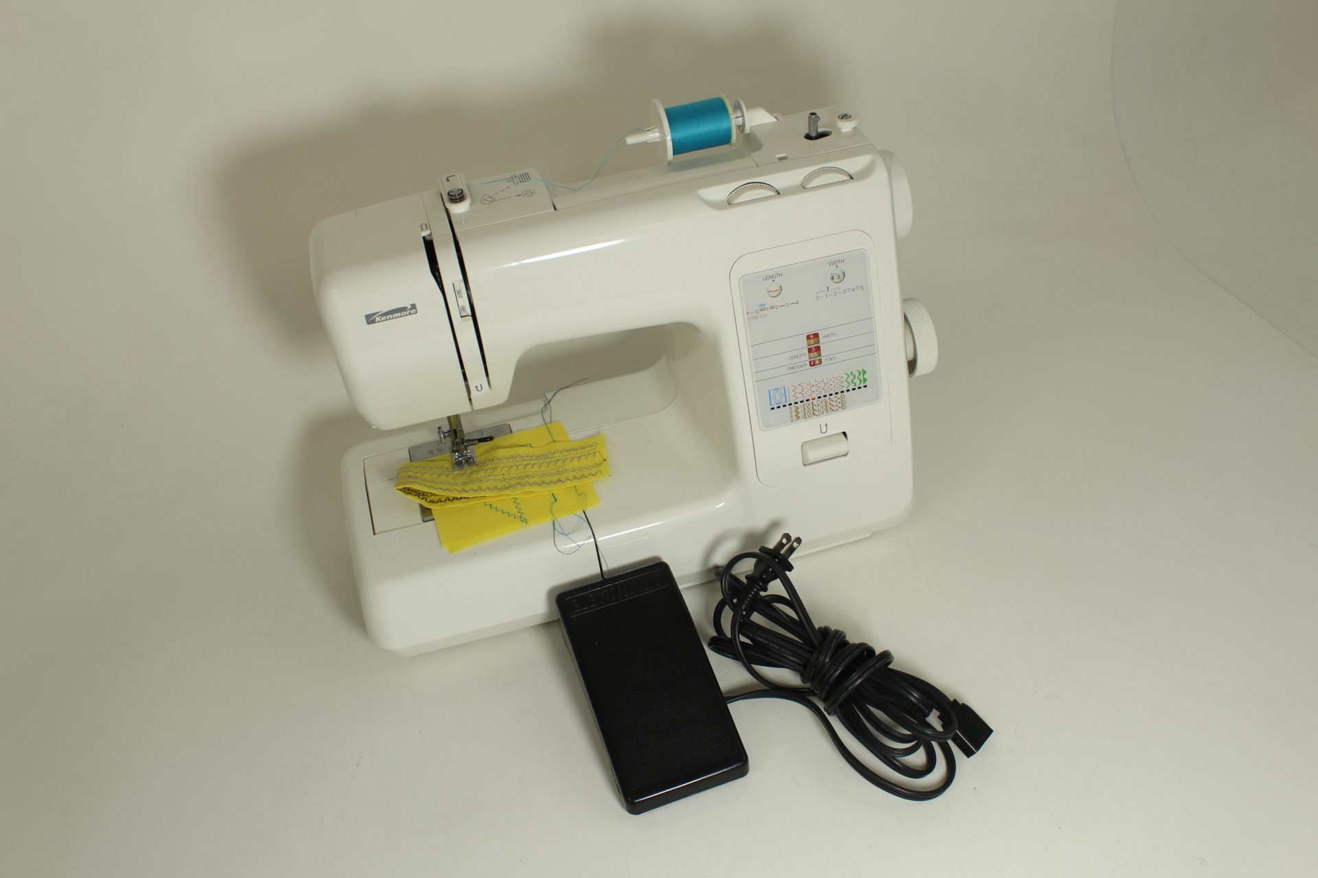 Reconditioned Kenmore Sewing Machine model 385.17124790 - Image 3