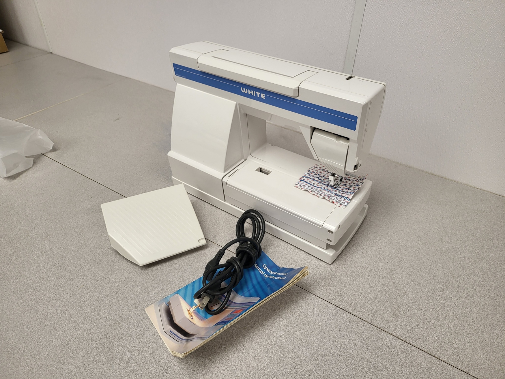 Reconditioned White 8800 computer sewing machine 90 day warranty made in Sweden - Image 4