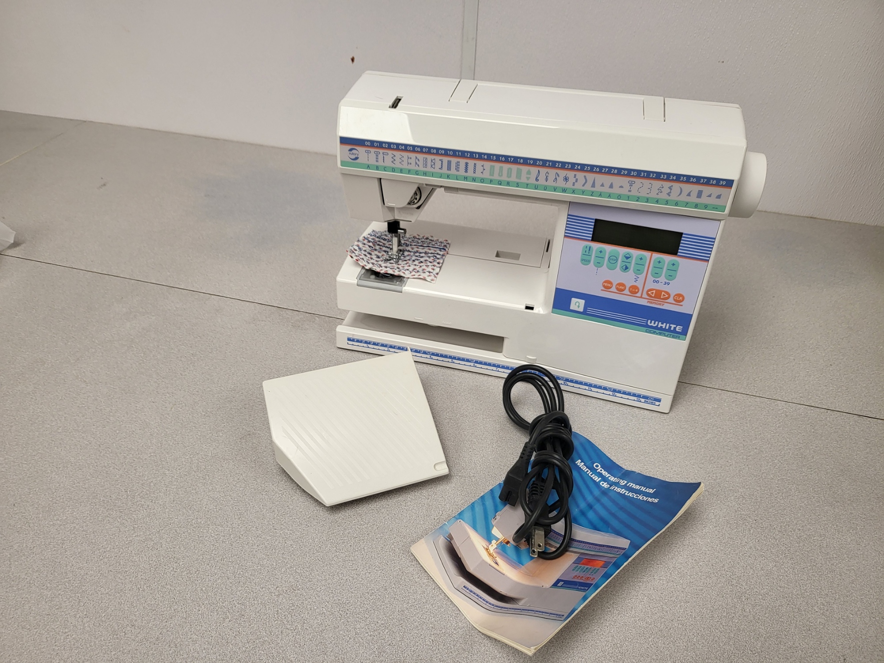 Reconditioned White 8800 computer sewing machine 90 day warranty made in Sweden - Image 2