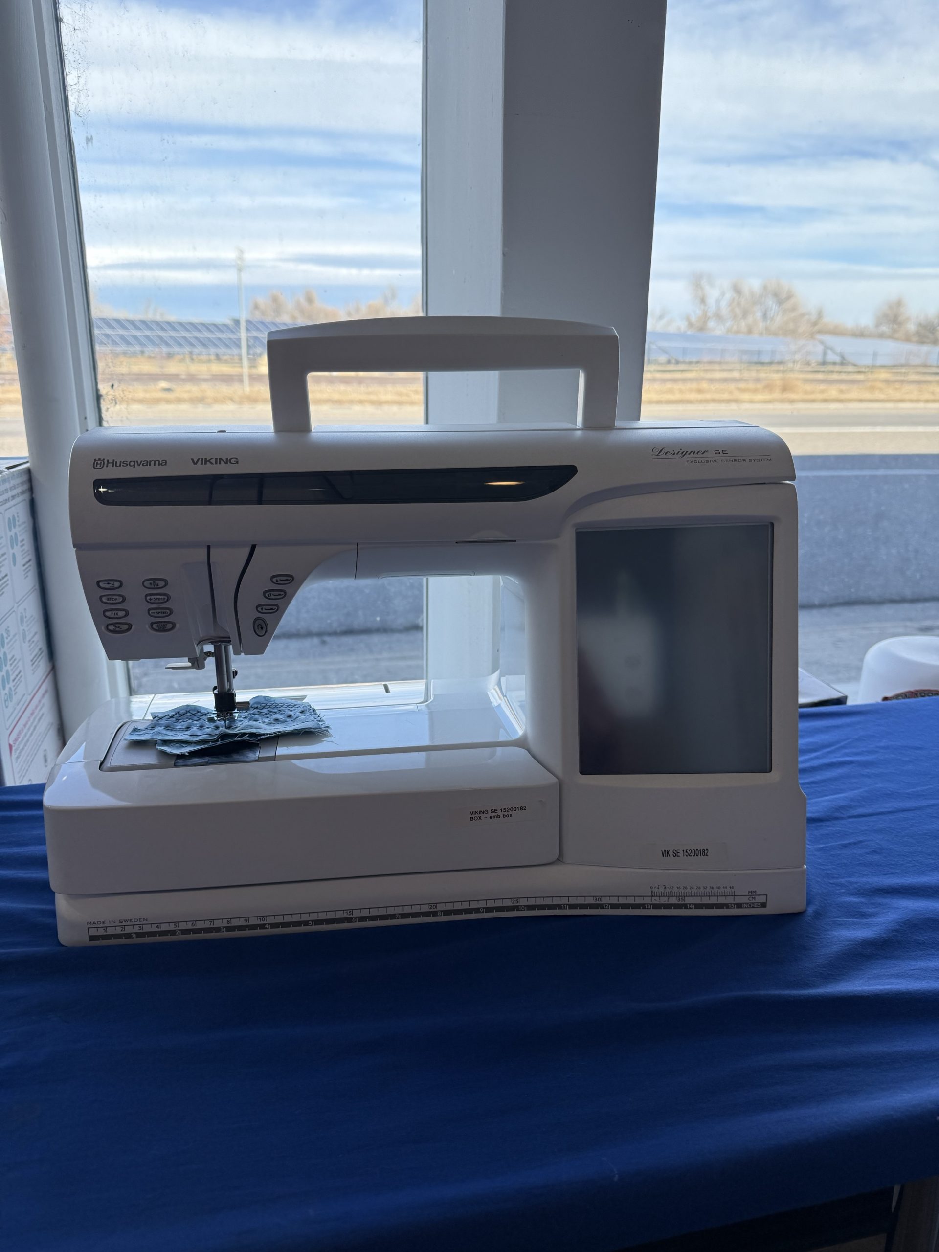 Pre-owned Husqvarna Viking Designer SE Sewing and Embroidery Machine - 1 Year Warranty - Image 3