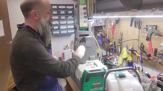 Plug in the machine and remove the dirty water tank.